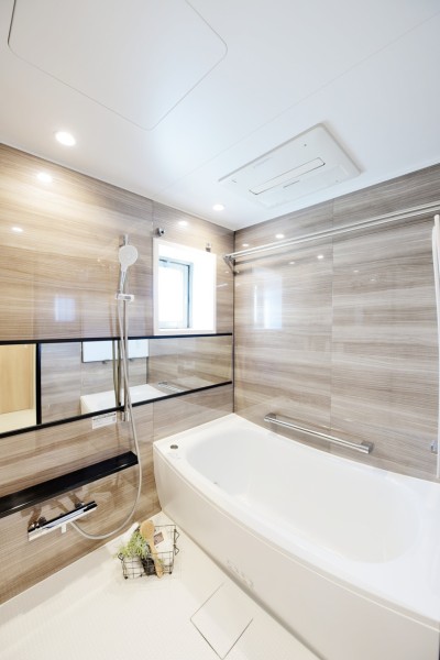 浴室はTOTO製のユニットバス新規交換済みです。窓もあり換気もしっかり行えます。汚れのつきにくい素材を採用し、毎日のお手入れも楽々です。浴室暖房乾燥機完備で、一年中ん便利にお使い頂けます。