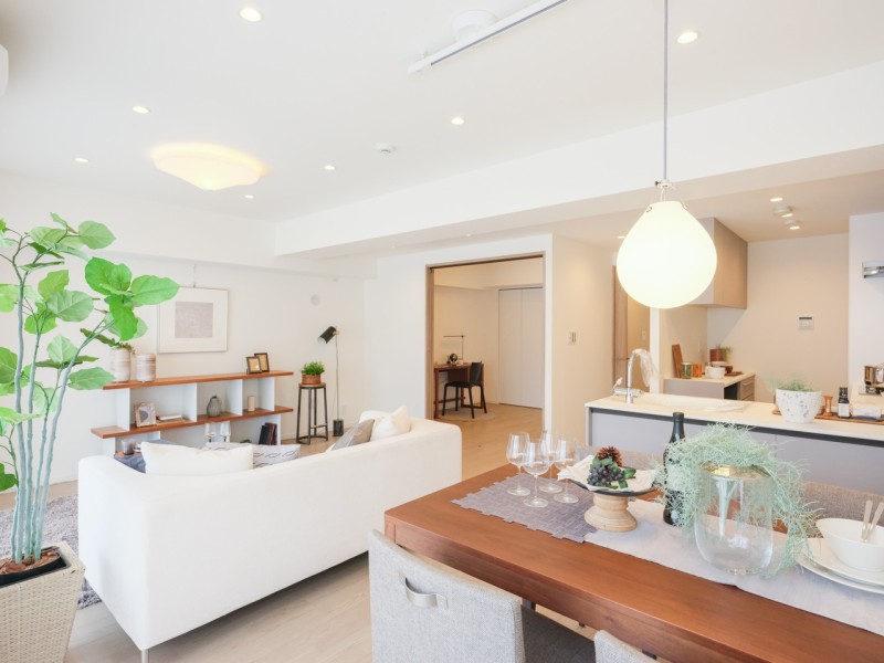 南東向きの窓からめいっぱいの自然光が降り注ぐ、開放的なリビングダイニングキッチンです。心に余裕をもたらしてくれる居住空間です。