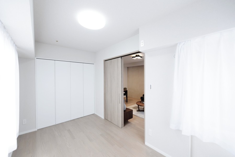 洋室2（約6.0帖）はリビングに隣接しており、扉を開放すると拡張リビングとしても使用できます。家族構成やライフスタイル、用途に合わせてフレキシブルに使用できます。