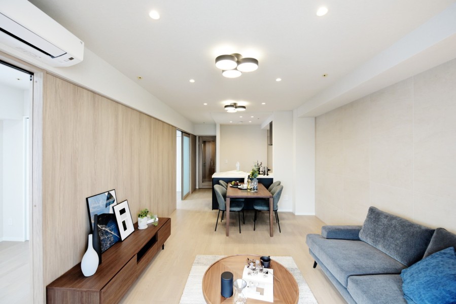 縦長のLDKで、ダイニングとリビングをしっかりと区別したメリハリある空間を作れます。キッチン前にダイニングテーブルがあることで、配膳や食事の後片付けもしやすくなります。