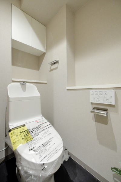 TOTO製ウォシュレット一体型トイレ新規交換済みです。汚れの付きにくい素材を採用し、お掃除らくらくの機能を搭載していますので、いつも清潔な空間を保てます。吊戸棚を設置し、小物類の収納に便利です。