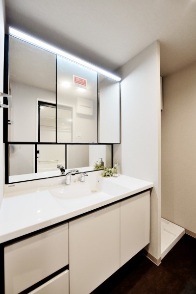 LIXIL製の洗面台は、三面鏡裏も収納になっていますので小物類が増えがちな洗面まわりもすっきりと片付き舛。タッチレススイッチで手を触れずにオンオフでき、清潔に使用できます。