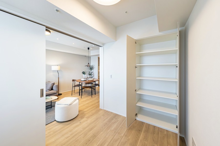 洋室2には、収納棚を備え付けました。棚は高さを調節できるので、お気に入りのアイテムを飾ったり、自由にレイアウトを楽しんでいただけます♪