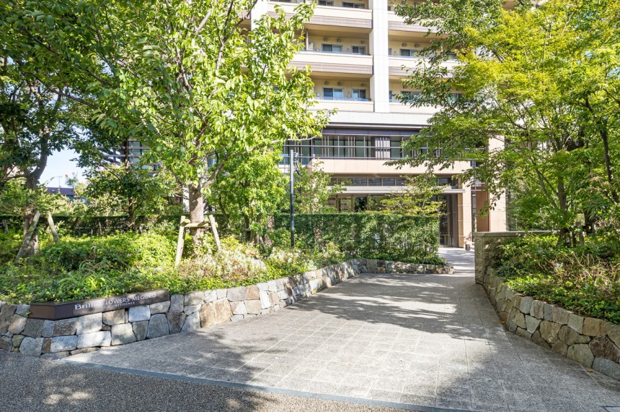 植栽が綺麗に整えられた緑が迎えてくれるエントランスアプローチが気分を高めてくれます。植栽は綺麗に整られ、毎日気持ちよく出入りできそうですね。