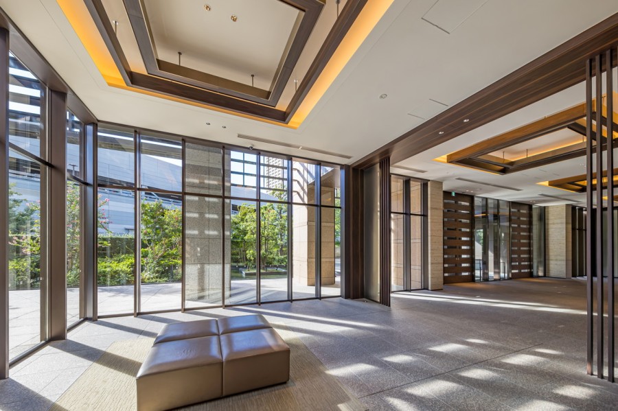 高級ホテルのような落ち着きを感じられるエントランスホールです。潤いや癒しを与えてくれる水と緑を眺めながら、時間の経過をゆるやかに感じられる空間です。