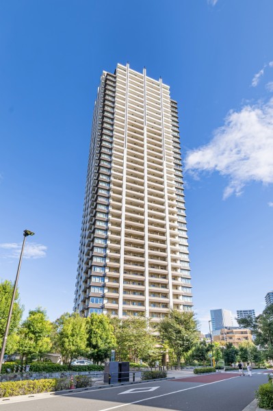 地上38階建て、総戸数416戸、目黒駅前にそびえる大規模シンボリックタワー『BrilliaTowers目黒サウスレジデンス』です。お仕事に集中できるスタディルームや多彩な書籍が並ぶライブラリーラウンジの他、充実の共用設備が揃っています。