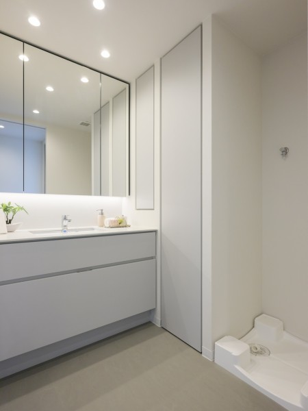 洗面化粧台は、キッチンと同じく田中工藝製で上品さが宿ります。入浴後の豊かな時間を演出し、心からくつろげるプライベートスペースです。カウンターとボウルが一体となっているのでお手入れもラクラクです。