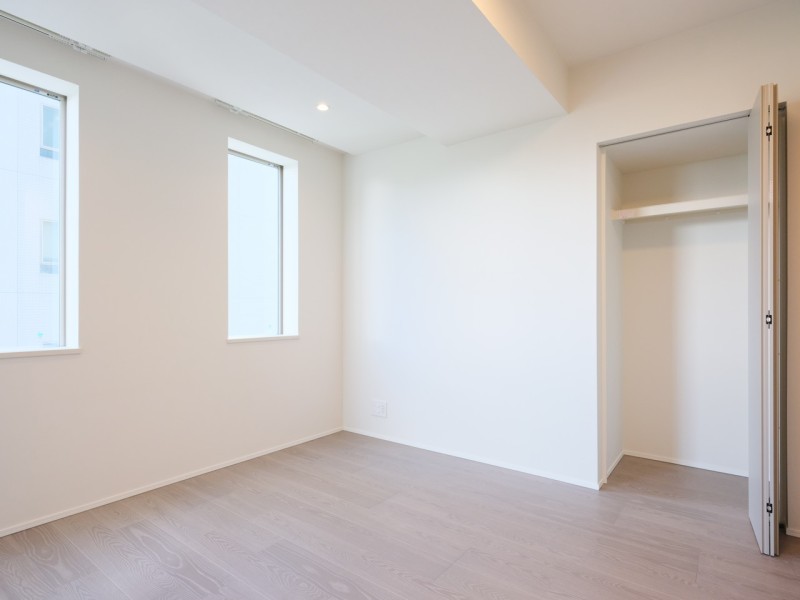 洋室1は三面採光で明るい光が入る気持ちの良いお部屋です。毎朝訪れる朝日が、気持ちよく目覚めさせてくれそうです。約7.5帖のゆったりとしたお部屋で、快適なプライベート時間をお過ごしいただけます。