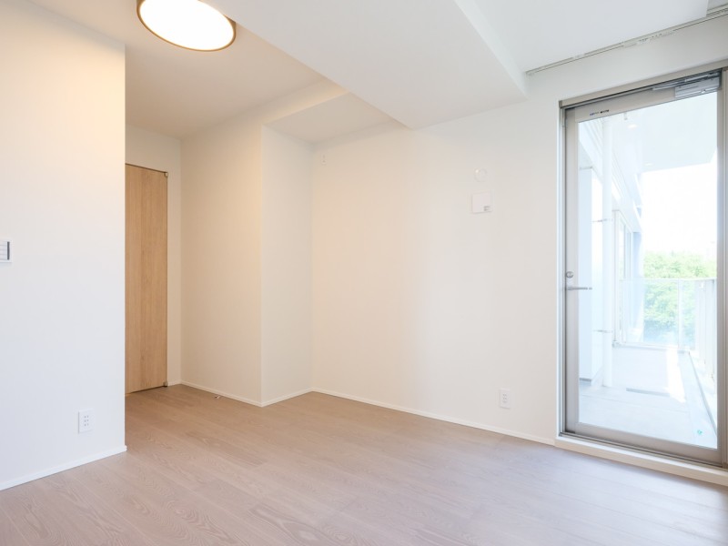 洋室1にはクローゼットに加えウォークインクローゼットがあり、居室部分を余すことなく使えるよう、住まう人を思った工夫が施されたお部屋です。ベッドを置いても広々とお使いいただけます。