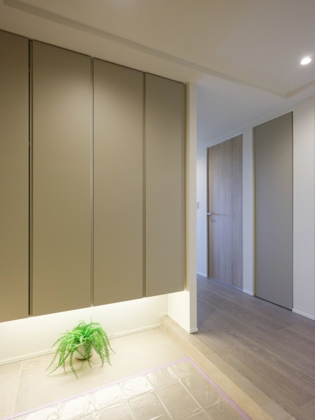 住まいの顔となる玄関は清潔感溢れる空間です。フットライトからのびる光が足元を優しく包み込みます。収納力をもつシューズボックスは、お手持ちの靴がたっぷり収納できそうです。