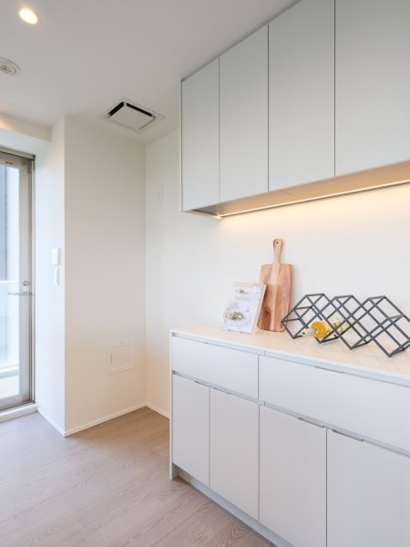 窓があり自然な明かりを取り込むキッチンスペースです。キッチンとお揃いのカップボードを設置。コーヒーメーカーやトースター、食器等の収納に便利でキッチンをすっきりとお使いいただけます。