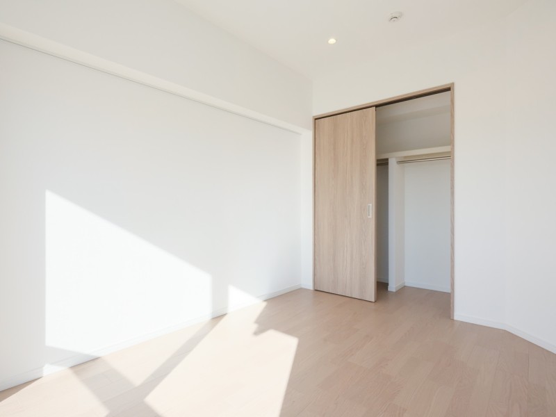 洋室1の収納は、ハンガーパイプに枕棚、しっかりとした奥行きがあるクローゼットです。快適で整然とした生活をサポートしてくれます。