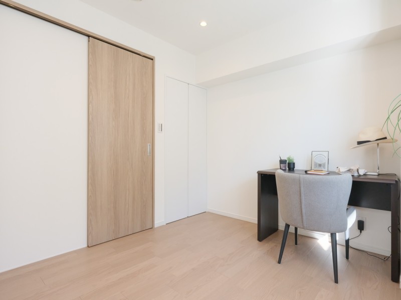 洋室2はのびやかな空間の中で、ほっと一息つけるやすらぎの時間が流れます。程よい広さと優しい光が入るお部屋で、快適な自分時間を過ごせそうです。