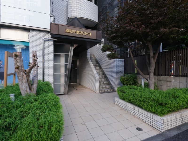 エントランスの外まで管理が行き届いた綺麗なマンションです。安心のオートロック付き、宅配ボックスもあるので、多忙でほとんど家にいない方でも安心してオンラインショッピングをお楽しみいただけます。