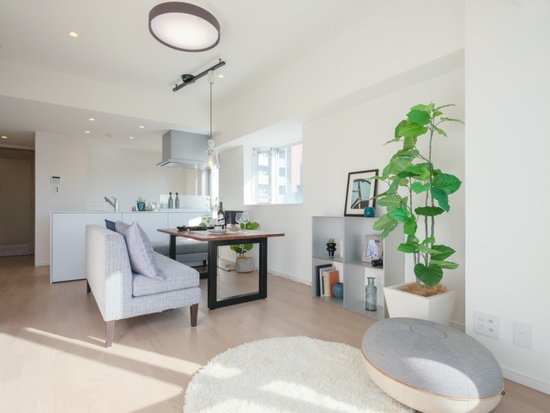 リビングダイニングは、白を基調とした明るくシンプルで洗練された佇まいを感じさせるお部屋です。ご家族と一緒に快適にくつろぐことができそうです。