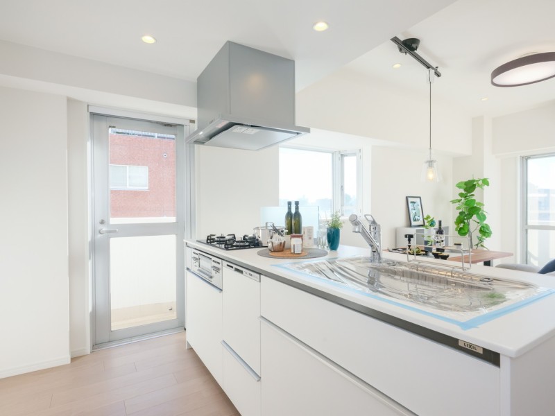 お部屋の雰囲気に溶け込む、インテリアの一部のようなオープンキッチンです。隣接したバルコニーの窓からはたっぷりの自然光が差し込み、明るく快適な空間に仕上がりました。