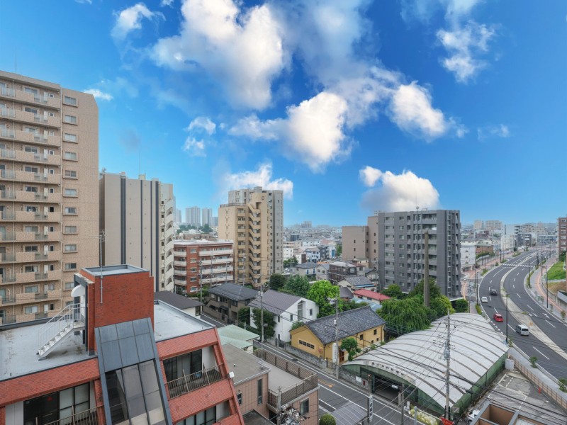 青々とした開けた空を見渡せる開放的な眺望です。だんだんと変わっていく空の色を愉しみリフレッシュするのも良いですね。