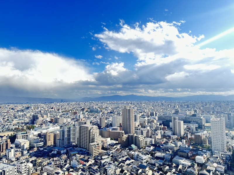 南東側眺望です。29階部分の南西角住戸で陽当り・眺望良好です。大きな空と遠くの山々がパノラマ眺望で楽しめます。毎日の暮らしの中で、遠くを眺めながら一息つきたくなるような開放感です。