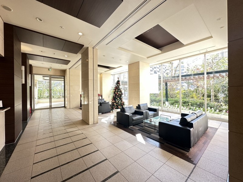 管理人常駐で管理体制も良好、共用部分もいつもきれいに保たれています。大きなガラス張りのエントランスホールからは外の美しく整えられた植栽を眺めることができ、家族やゲストを優しく迎えてくれます。