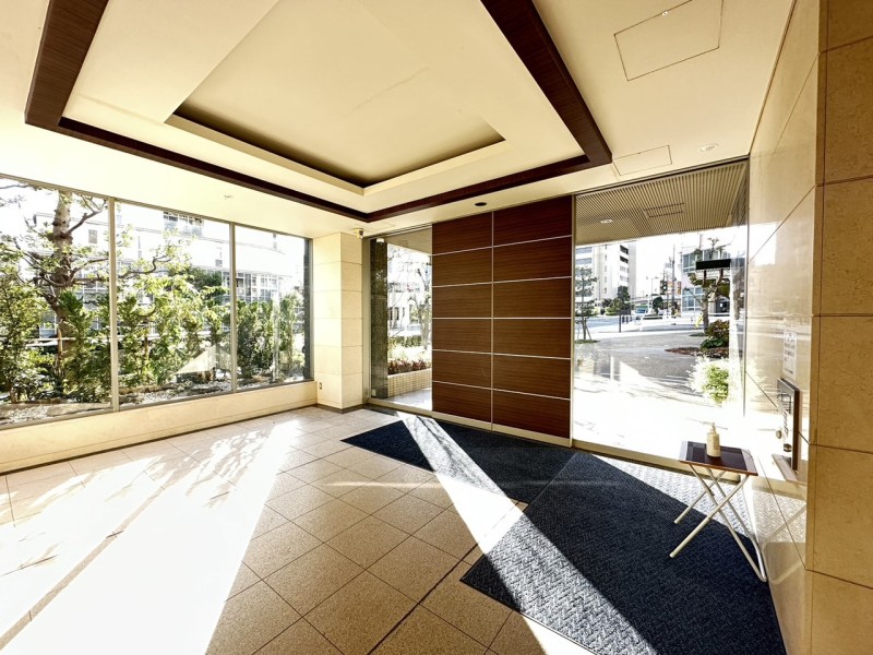 メインエントランスだけでなく、サブエントランスも配置しており、暮らしの動線が良いマンションです。御影石や大理石を使用した高級感溢れるエントランスです。