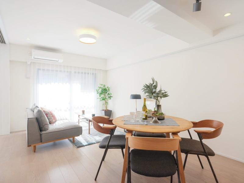 南向きの窓からめいっぱいの自然光が降り注ぐ、開放的なリビングダイニングキッチンです。あたたかな光が降り注ぎ穏やかな時間を纏う心地よい空間です。