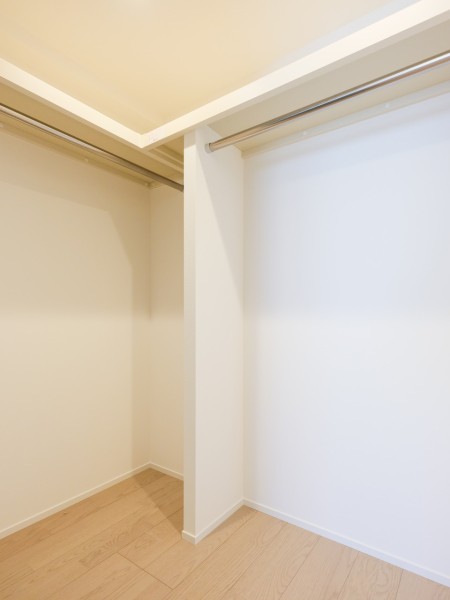 洋室1のウォークインクローゼットです。枕棚もしっかりとあるので衣類や鞄、かさばりやすいアウターなど、たっぷりと収納できます