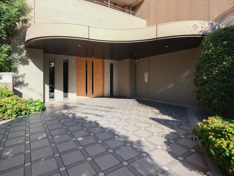 植栽の緑が心地の良さを演出し、上質な居住空間へやさしく誘うエントランスです。管理体制も整っており、共用部分も綺麗に整えられているマンションです。