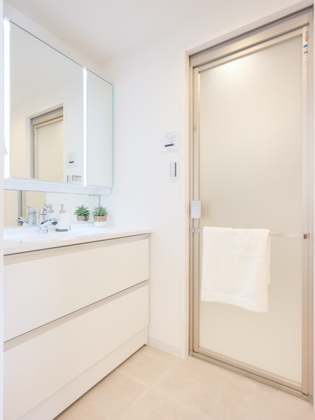 収納豊富で実用的なPanasonic製洗面化粧台を新規設置。白を基調とした清潔感溢れるデザインの洗面化粧台です。三面鏡の裏側や足元のキャビネットなど、収納豊富で実用的な洗面空間です。