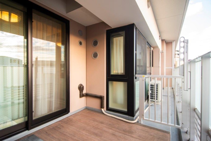 奥行きがあり、プライバシーが守られたバルコニーです。ティータイムを楽しめるリフレッシュ空間にもなり、至福の時間に包まれる住まいとなりそうです。１００％確保（全住戸分）