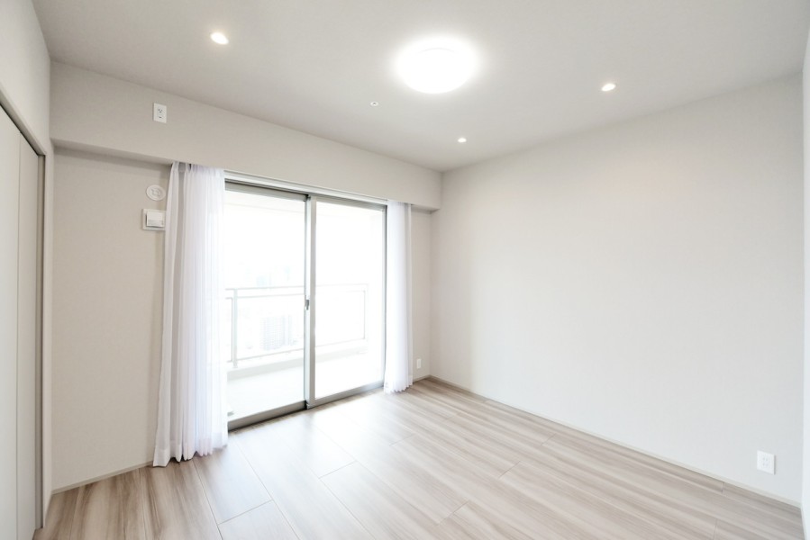 洋室2（約8.0帖）は壁一面の大型クローゼットを設置しており、毎日使用する衣類などもすっきりと整頓出来ます。バルコニーに面した開放感あるお部屋です。