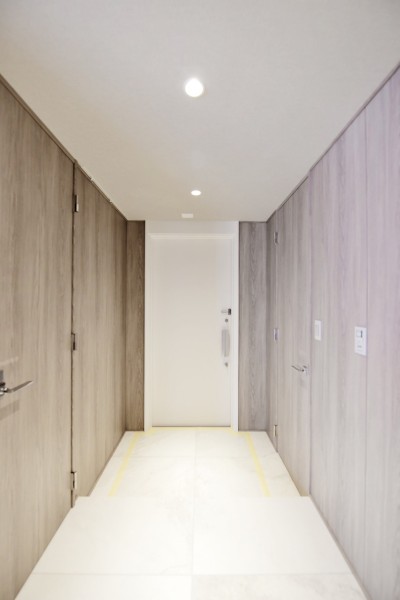 玄関には人感センサーライトを設置しましたので、遅い時間のご帰宅や手が塞がっている時でも自動点灯で安心です。壁には化粧板を貼り、統一感ある内装となっています。