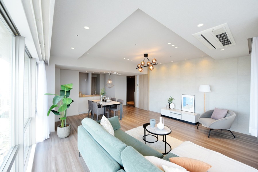 LDKは約25帖のゆったりとした空間です。床暖房を備えており、足元から温かく快適に寛げます。床材にはトリニティグランデの幅広のフローリングを採用、広さがあるからこその存在感で、より優雅な空間を演出しています。