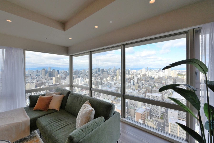 リビングに入ってすぐに目に飛び込んでくる角部屋ならではのダイレクトウインドウです。コーナーを活かして天井から床までの大きな窓から、四季と時間と共に変化する眺望をたのしむことができます。