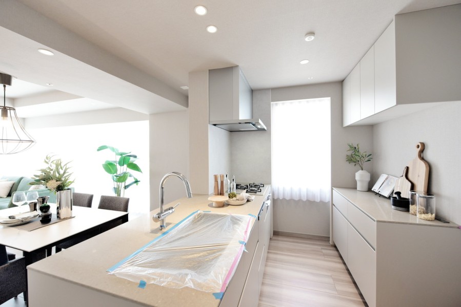 田中工藝社製の造作システムキッチンです。同社施工のカップボードを備え付けましたので、室内の統一感もありますし、食器類や調理家電等もたっぷりと収納できます。キッチンにも窓があり開放感があります。