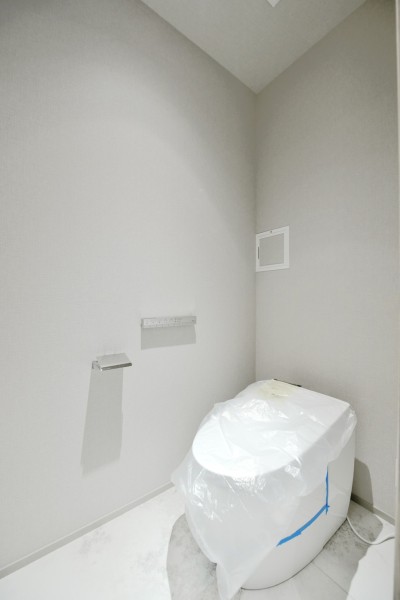 TOTO製タンクレストイレ採用ですっきりとしたスタイリッシュな空間になりました。田中工藝社製の手洗いカウンターと収納を備え付けましたので、ゲストや家族が気兼ねなく使用でき、清潔な空間を保てます。