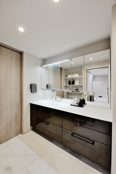 TOTO製洗面台エスクアを採用しました。光によって表情を変えるスクエアカウンターでエレガントな空間を演出しています。タッチレススイッチ採用で、手をかざすだけで照明をオンオフでき、清潔に使用できます。