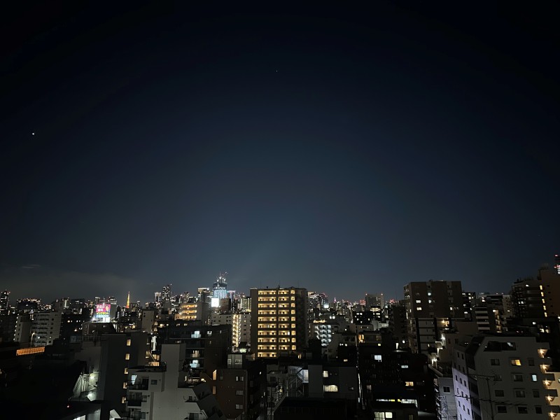 夜の眺望の様子です。東京タワーやスカイツリーがライトアップされ煌めく姿を望めます♪無機質な時間をぬぐい、デジタルには語りきれない開放感も感じ上質な時間を愉しめる眺めです。