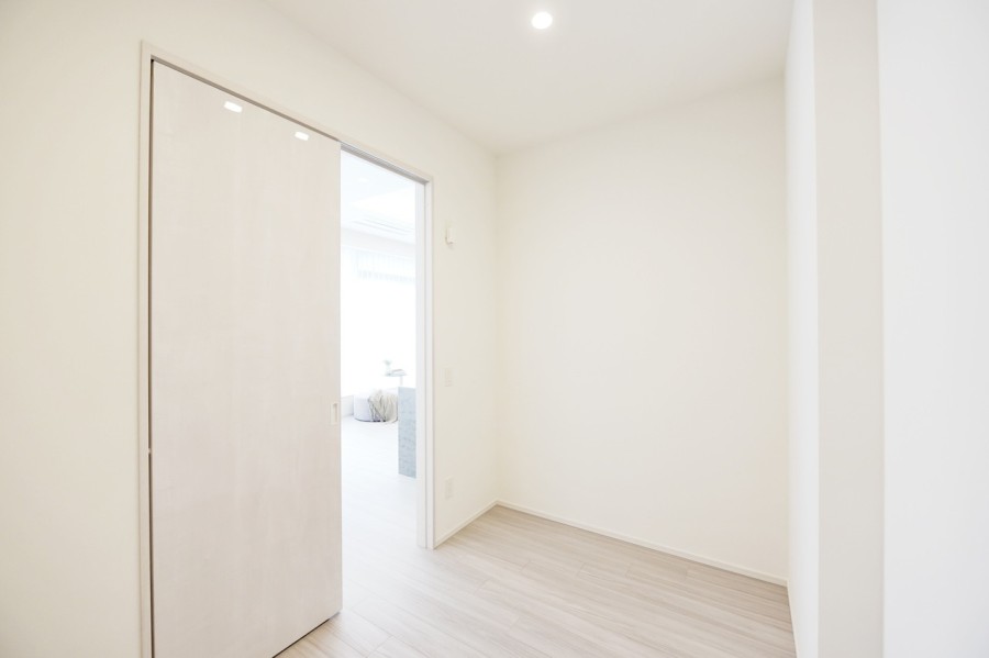 リビングに面した納戸（サービスルーム）です。大型ウォークインクローゼットとしても使用出来ますし、普段使用しないものや旅行・アウトドア用品の収納などにも重宝します。