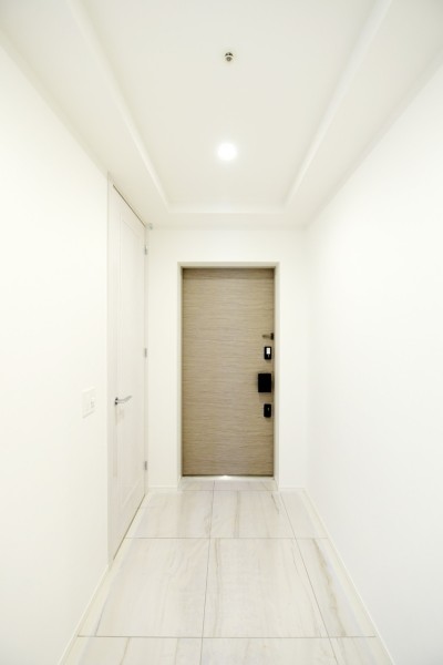 大型シューズインクローゼットを備えた玄関です。グランドエントランスからエレベーター、エレベーター内、住戸玄関の4段階の強固なセキュリティシステムで安心です。