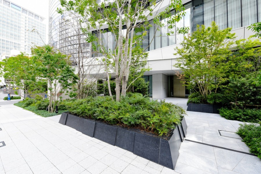 万が一に備えて、災害対策もしっかりと備えられています。制震構造で建物全体の揺れを抑え、非常用発電機、防災備蓄倉庫なども設置済みです。