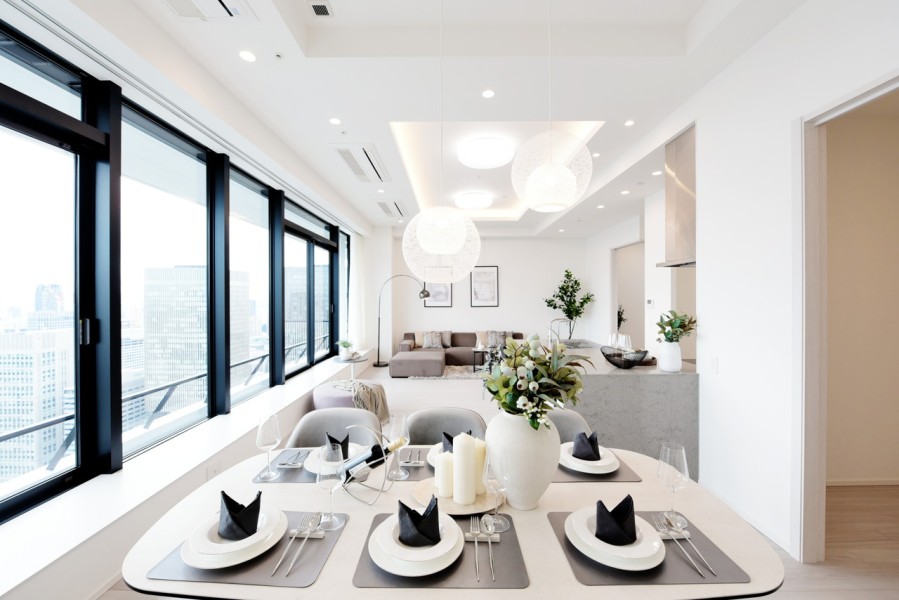 LDKは約30.5帖の大空間、天井高が約3.2ｍありますので、開放感のある広々とした空間が広がっています。46階はpremiumフロアに位置づけられており、マンション内の共用施設を全て利用することができます。