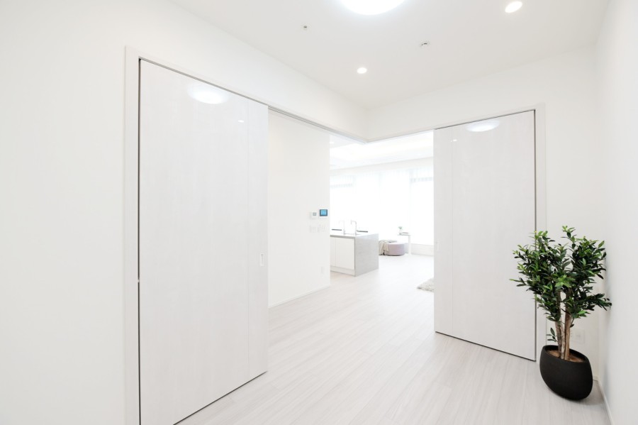 洋室1（約5.5帖）はリビングに面した主寝室となっています。ホワイトの清潔感溢れるシンプルな内装ですので、お好みの家具や小物で自由に空間を彩って頂くことができます。