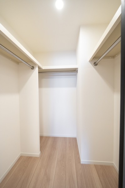 洋室1のウォークインクローゼットです。季節ごと用途ごとに分けて、お洋服や鞄などを収納していただけるスペースです。