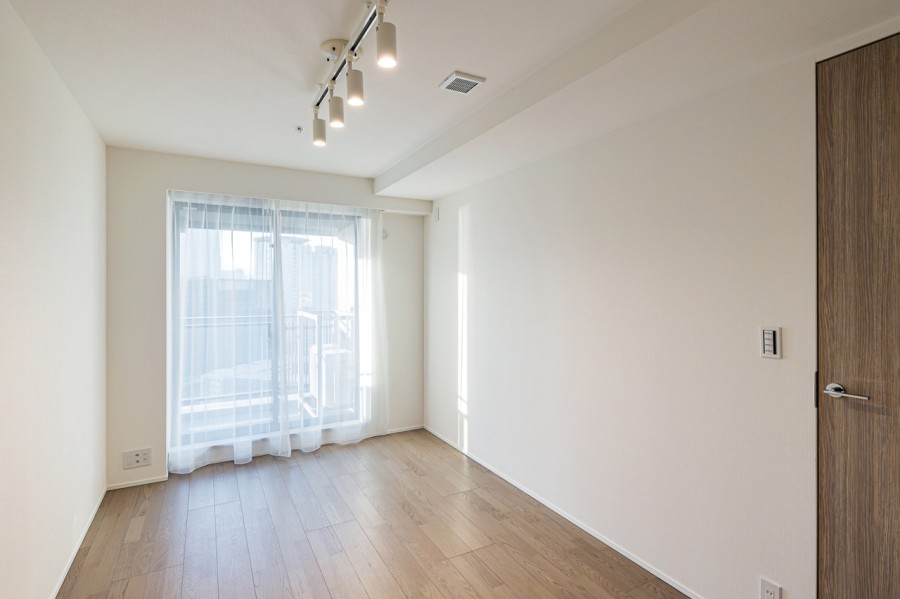 洋室1はバルコニーに隣接していて解放感のあるお部屋です。約7.0帖の余裕のあるお部屋にはウォークインクローゼットが備え付けてあるので、居住スペースを広くお使いいただけます。