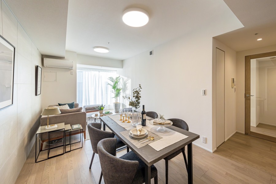 お部屋は自然の優しい温もりを添えた居心地の良い内装に仕上がりました。どんな家具とも馴染みの良い内装で、インテリアを考えるだけで胸が高鳴ります。床暖房付きで1年中快適にお過ごしいただけます。