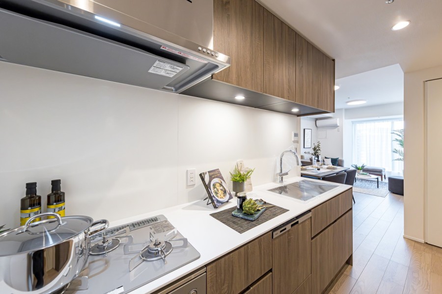 田中工藝製のオーダーメイドシステムキッチンを設置しました。壁付けタイプのキッチンは、収納豊富、作業スペースが広くとられ、油や水はね汚れのお手入れもしやすいので綺麗なキッチンを保てます。