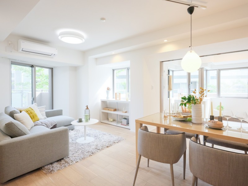 約15.4帖の広々LDKには穏やかな時間が流れ、大きな窓からたっぷりの自然光が振り注ぎます。心地よい時間が流れ、明日への活力を養うことができる居心地の良いお部屋です