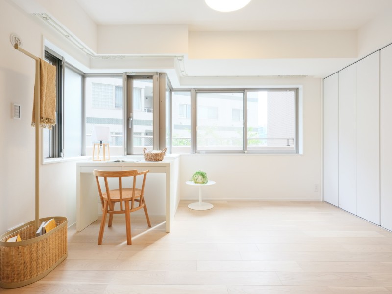 たくさんの窓から明るい光が入る気持ちの良い洋室2です。壁一面にクローゼットが確保されていますので、お部屋をスッキリとお使いいただけます。