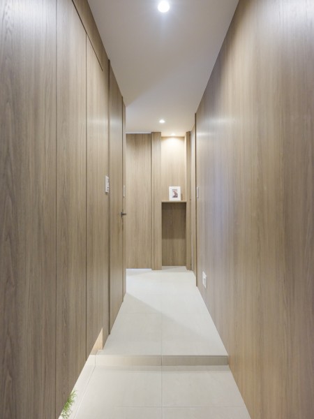 住まいの顔となる玄関は清潔感溢れる空間です。フットライトからのびる光が足元を優しく包み込みます。収納力をもつシューズボックスは、お手持ちの靴がたっぷり収納できそうです。