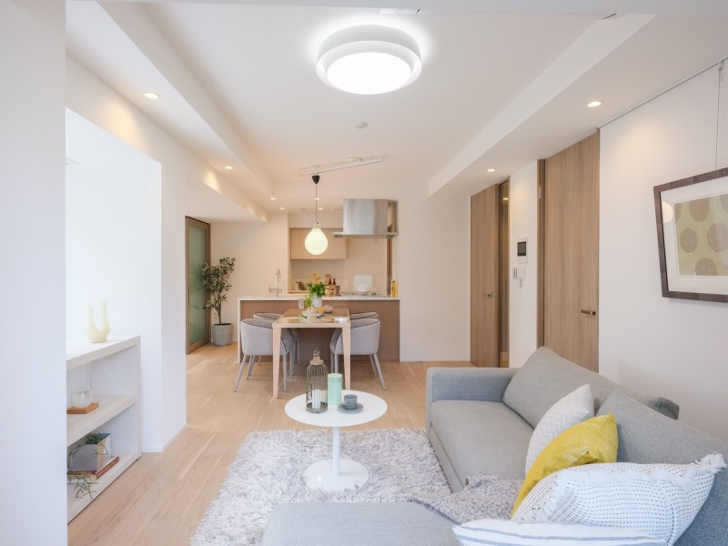 横長のLDKで、家具の配置もしやすいお部屋です。家の中心にリビングがあり、自然と家族がリビングに集まるような動線、コミュニケーションもしっかりとることができます。床暖房完備で冬も足元からぽかぽかです。